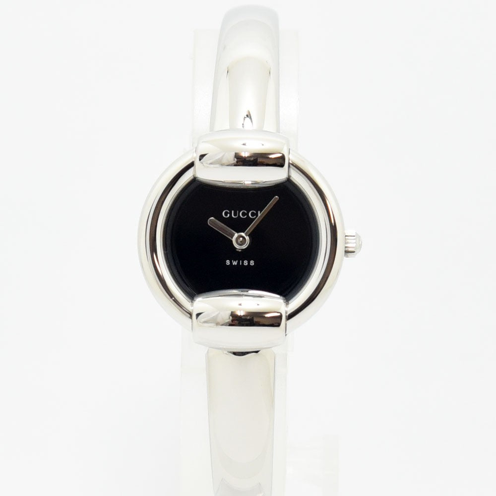 VINTAGE WATCHES FASHIONのGucci 1400Lレディースバングルウォッチ。シルバーのステンレス製でブラック文字盤の洗練されたデザイン。