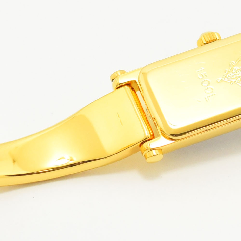 VINTAGE WATCHES FASHIONのGUCCI 1500Lレディースバングルウォッチ、ゴールドトーンの長方形ケースとブレスレットのクローズアップ