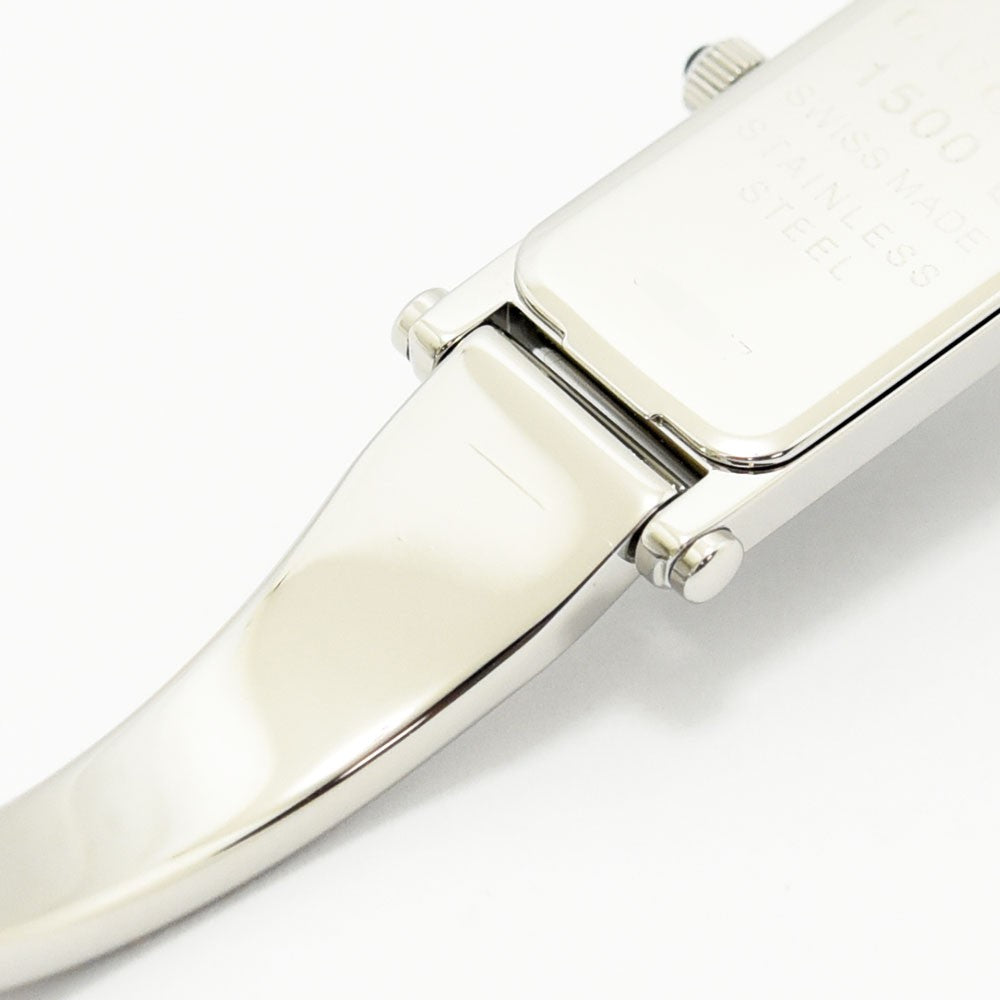 VINTAGE WATCHES FASHIONのGUCCI 1500Lレディース腕時計。シルバーのステンレススチール製バングルブレスレットの背面詳細。