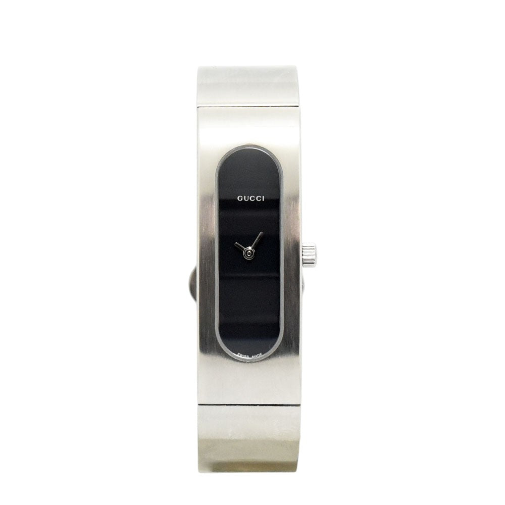 VINTAGE WATCHES FASHIONのGUCCI 2400Sレディースバングルウォッチ。シルバーのステンレススチール製ケースとブラック文字盤が特徴の洗練されたデザイン。