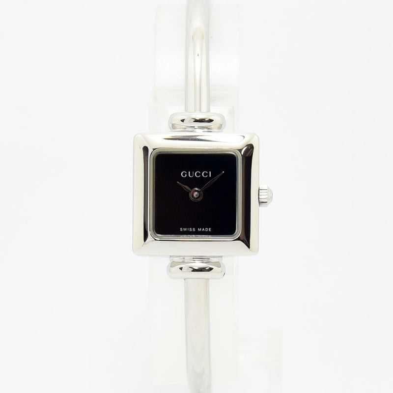 VINTAGE WATCHES FASHIONのGUCCI 1900シリーズ、ブラック文字盤のスクエア型ステンレス製バングルウォッチ