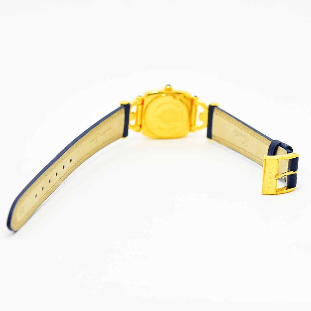 VINTAGE WATCHES FASHIONのGucciレディース腕時計。ゴールドケースと深みのあるブルーのレザーベルトの背面。