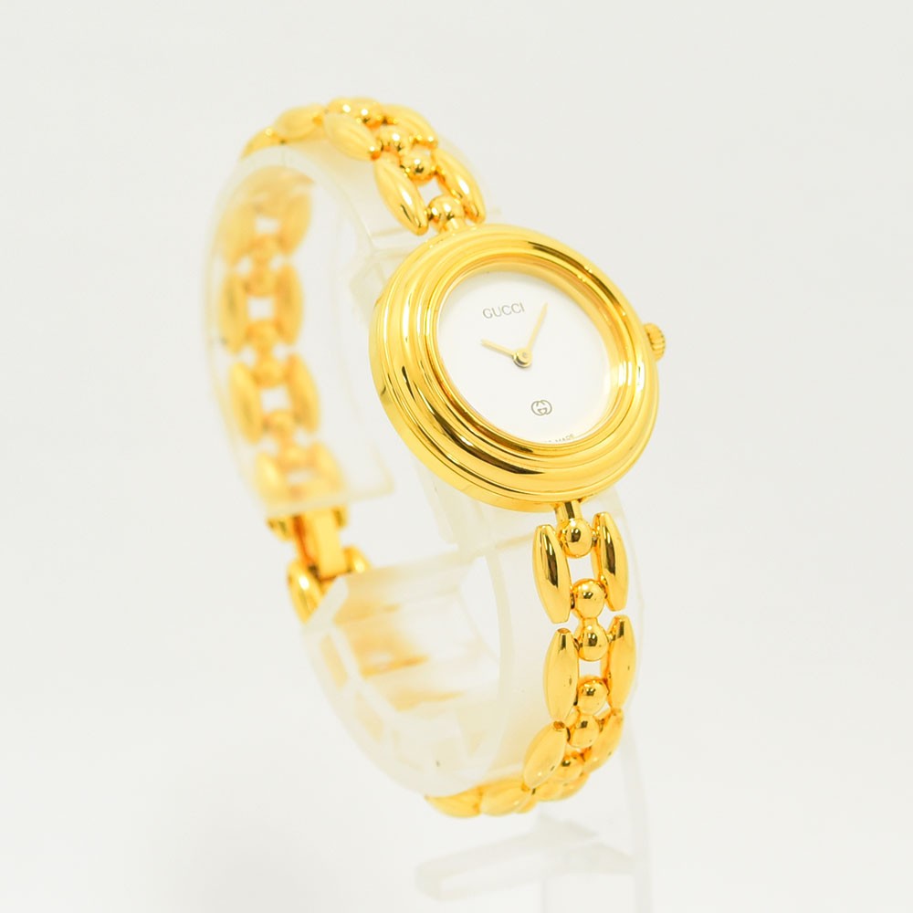 VINTAGE WATCHES FASHIONのゴールドトーンが華やかなGUCCIヴィンテージチェンジベゼルウォッチ。エレガントなブレスレットデザインが特徴。