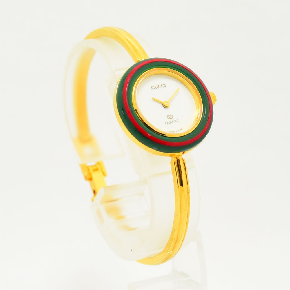 VINTAGE WATCHES FASHIONのGUCCIヴィンテージチェンジベゼルウォッチ。ゴールドのバングルと赤緑のベゼルが特徴的なホワイト文字盤の腕時計