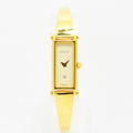 VINTAGE WATCHES FASHIONのGUCCI 1500シリーズ レディースバングルウォッチ。ゴールドカラーの長方形ケースとミニマルな文字盤が特徴の洗練されたジュエリーウォッチ。