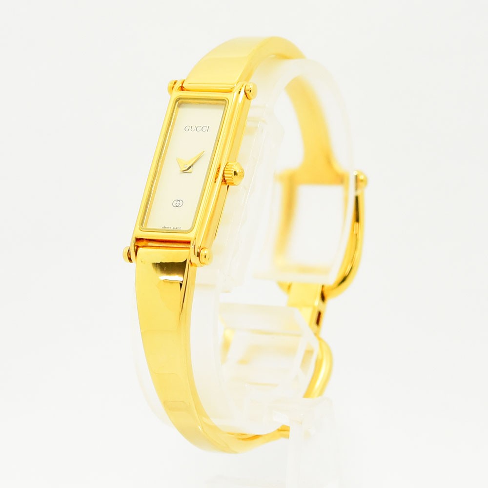 VINTAGE WATCHES FASHIONのGUCCI 1500シリーズ、ゴールドカラーの長方形ケースが特徴的なエレガントなレディースバングルウォッチ