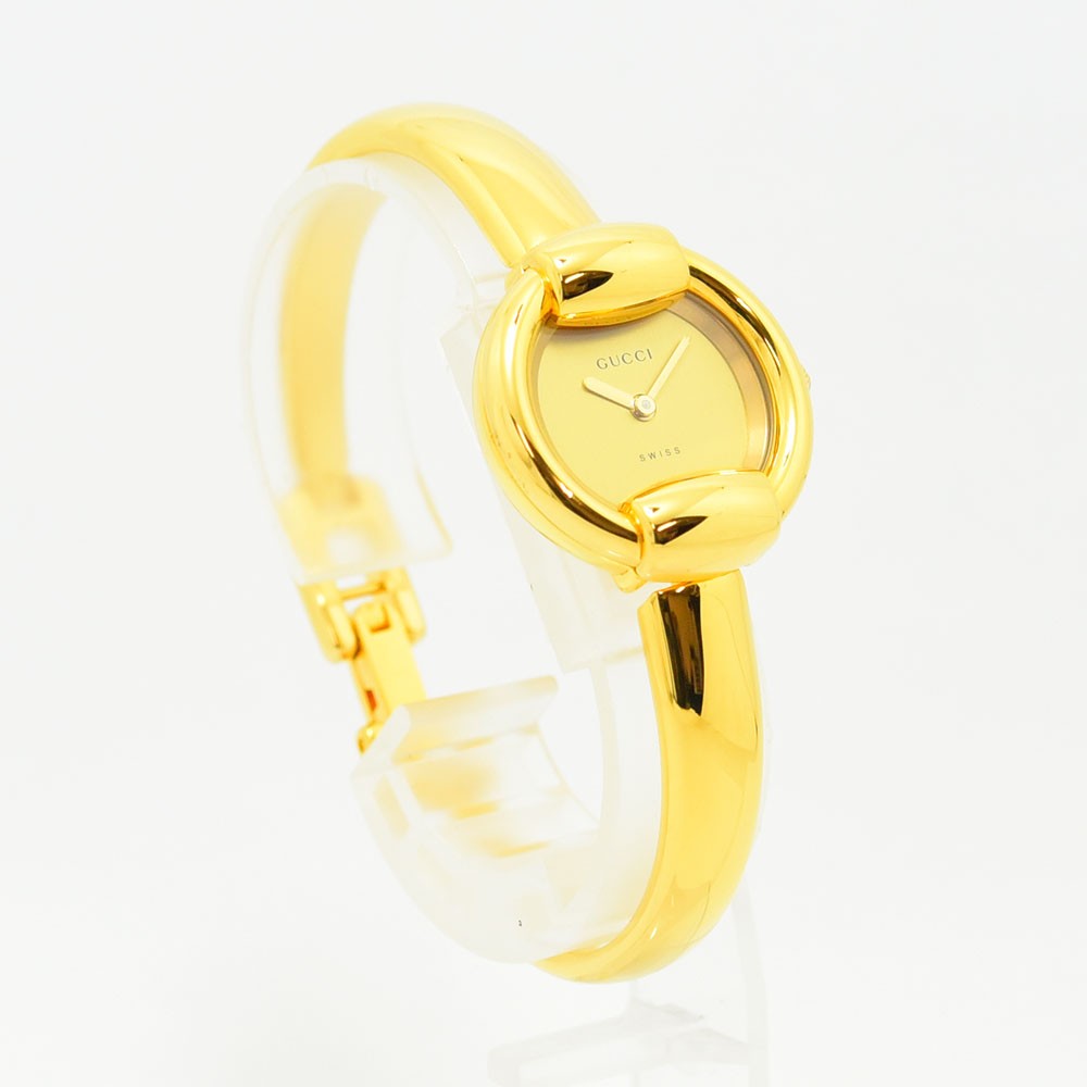 VINTAGE WATCHES FASHIONのゴールドカラーのGUCCI 1400Lバングルウォッチ。エレガントなステンレススチール製レディース腕時計