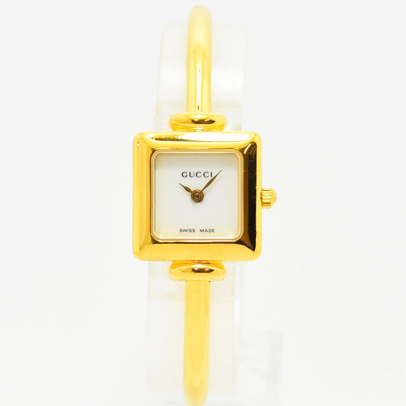 VINTAGE WATCHES FASHIONのGUCCI 1900Lレディース腕時計。ゴールドのバングルとスクエア型のホワイト文字盤が特徴のエレガントなデザイン。