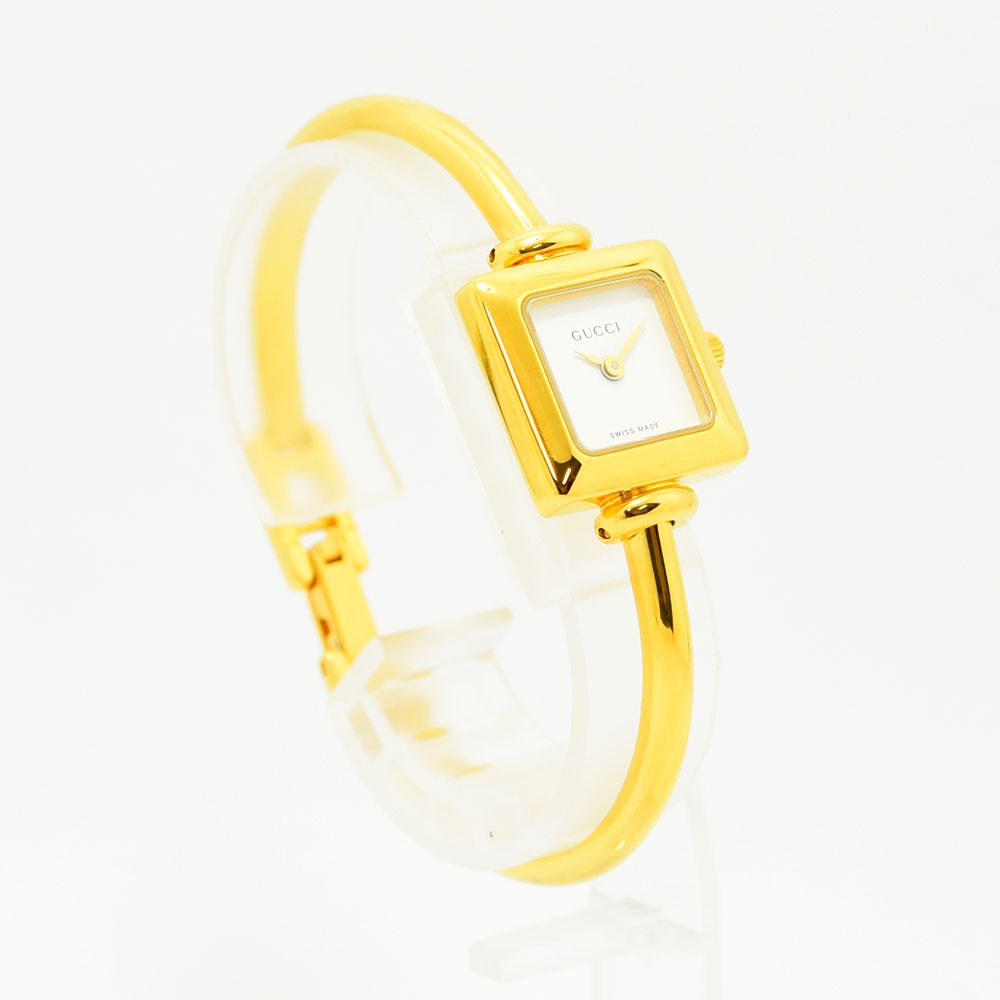 VINTAGE WATCHES FASHIONのGUCCI 1900Lレディースバングルウォッチ。ゴールドトーンのスクエアケースと華奢なブレスレットが特徴の洗練された腕時計