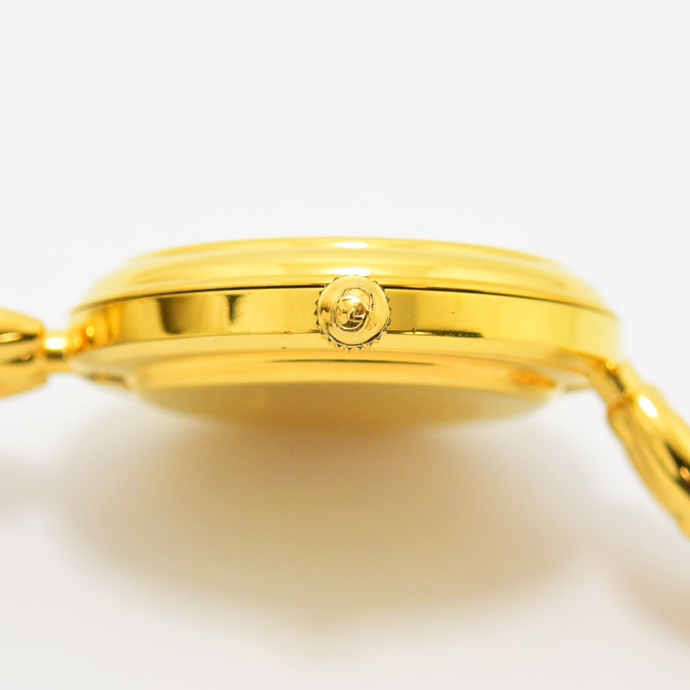 VINTAGE WATCHES FASHIONのGUCCIヴィンテージチェンジベゼルウォッチ、ゴールドトーンのケース側面とリューズのクローズアップ