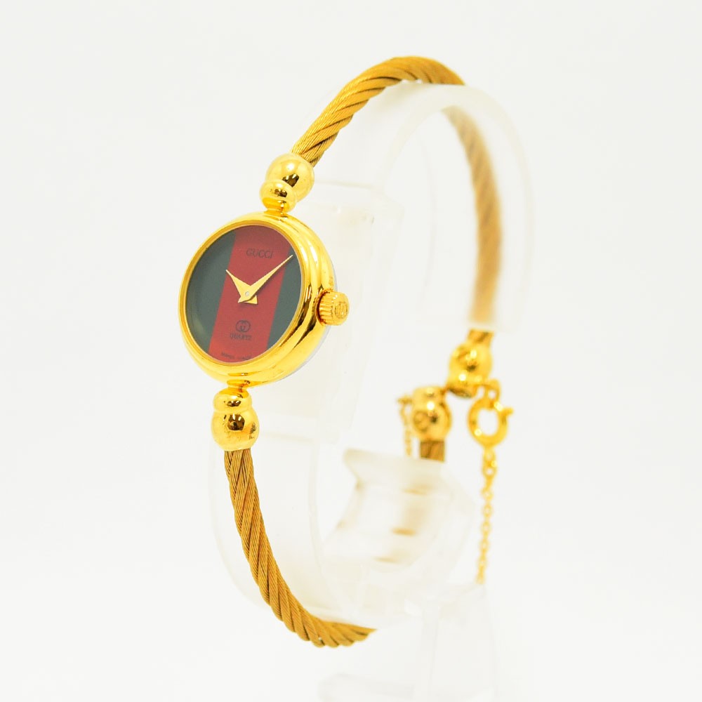 VINTAGE WATCHES FASHIONのグッチのヴィンテージレディースウォッチ。ゴールドトーンのワイヤーブレスレットとシェリーライン文字盤が特徴。