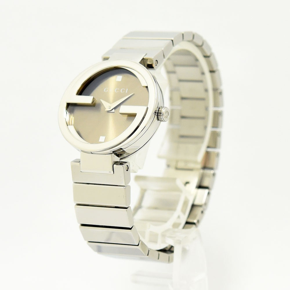 VINTAGE WATCHES FASHIONのGUCCIインターロッキングGレディース腕時計。シルバーのステンレススチール製で洗練されたデザイン。