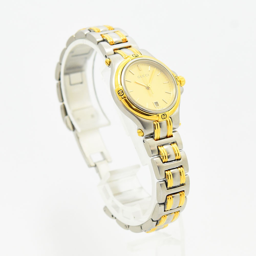 VINTAGE WATCHES FASHIONのGUCCIレディース腕時計。シルバーとゴールドのコンビカラーが上品なステンレス製アナログ時計。