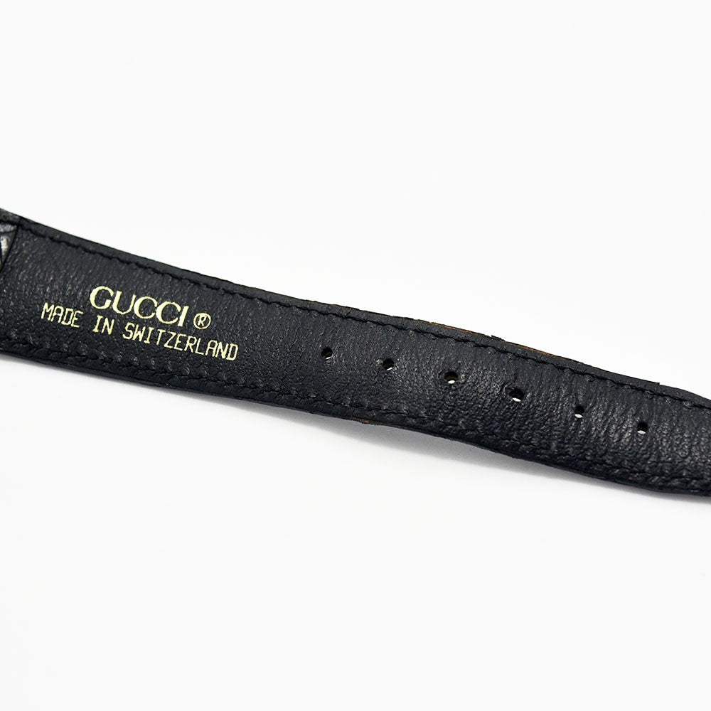 VINTAGE WATCHES FASHIONのGucciヴィンテージウォッチ用ブラックレザーベルト、裏面にゴールドのブランドロゴとスイスメイドの刻印