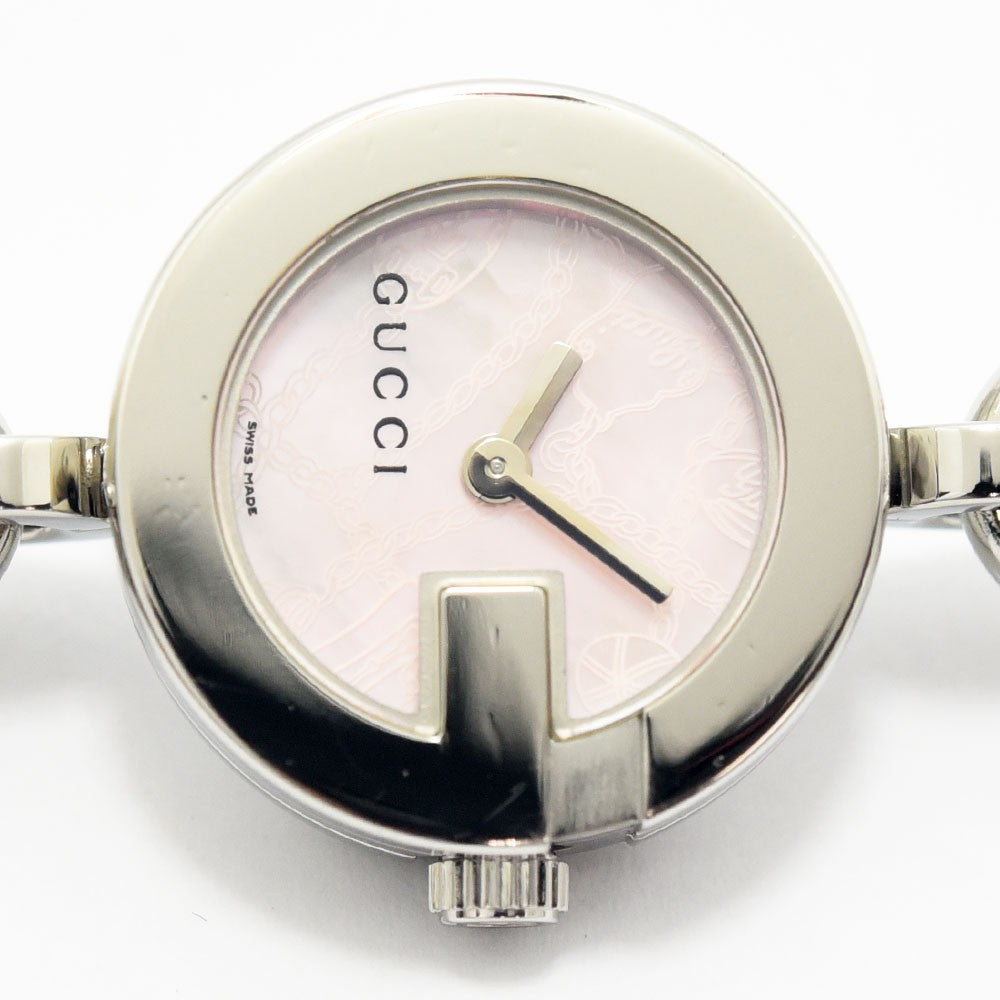 VINTAGE WATCHES FASHIONのGUCCIレディース腕時計。淡いピンクの文字盤にGロゴが施されたシルバーのステンレススチール製ブレスレットウォッチ。
