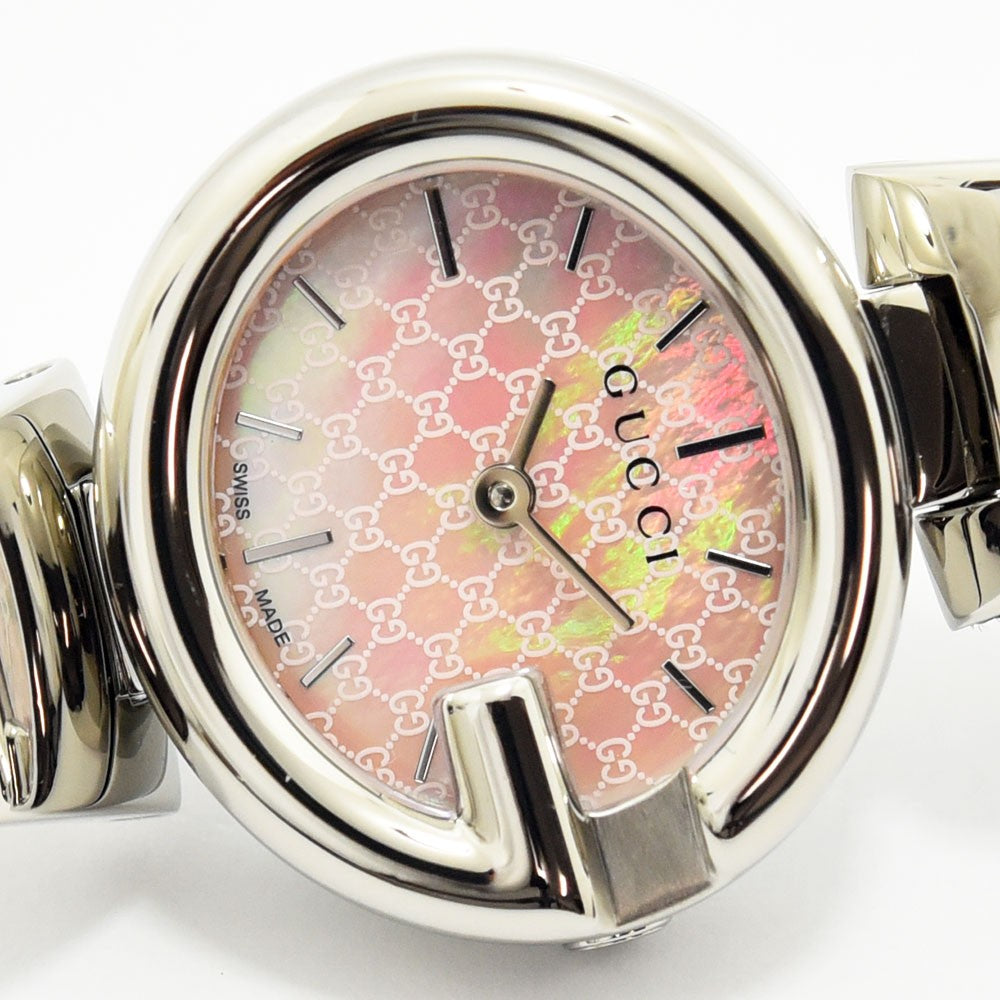 VINTAGE WATCHES FASHIONのGUCCIレディースウォッチ。ピンクのマザーオブパール文字盤にGGロゴが施されたステンレススチール製腕時計。
