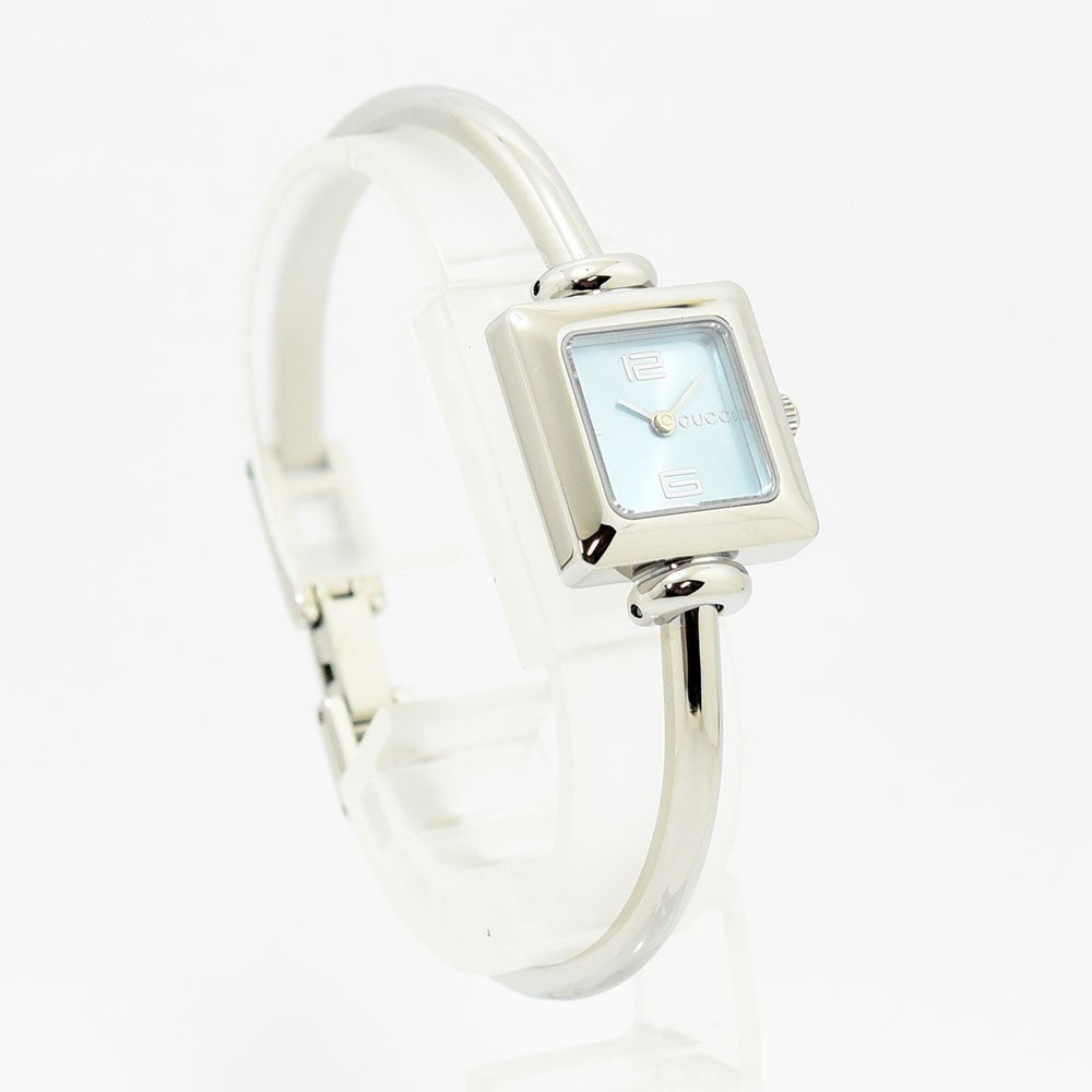 VINTAGE WATCHES FASHIONのGUCCI 1900Lスクエアバングルウォッチ。ライトブルーの文字盤とシルバーのステンレススチール製ブレスレットが特徴のレディース腕時計。