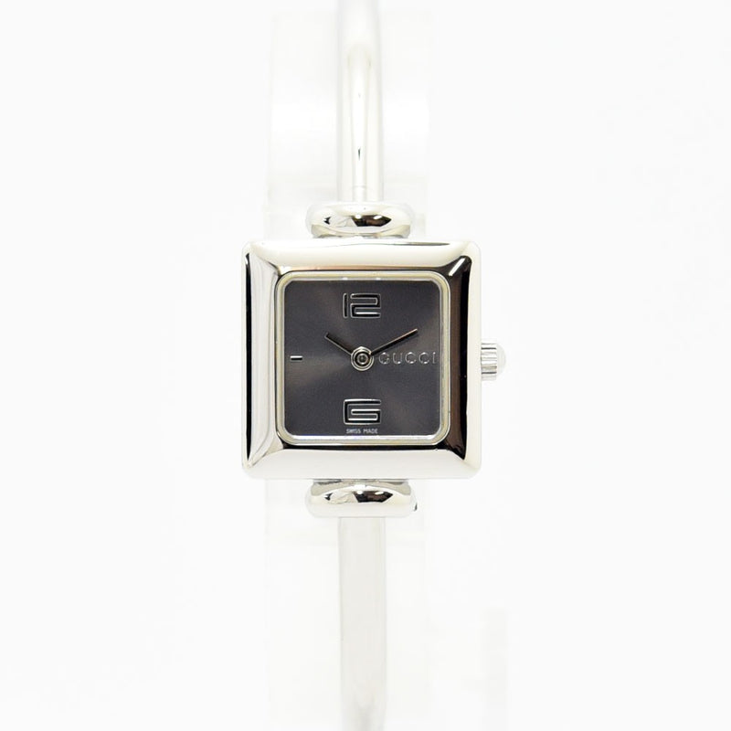 VINTAGE WATCHES FASHIONのGUCCI 1900Lスクエアバングルウォッチ。シルバーのステンレススチール製で、知的で洗練されたデザインのレディース腕時計。