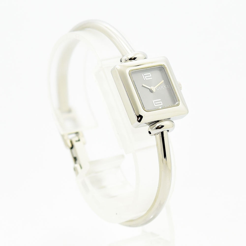 VINTAGE WATCHES FASHIONのGUCCI 1900Lレディーススクエアバングルウォッチ。シルバーのステンレス製で上品なデザイン。