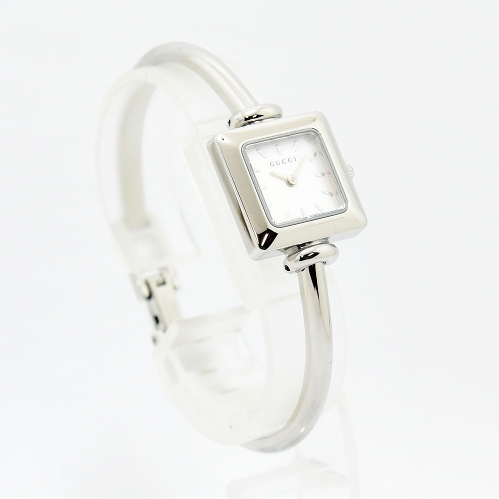 VINTAGE WATCHES FASHIONのGUCCI 1900Lスクエアバングルウォッチ。シルバーのステンレススチール製で、ジュエリーのような洗練されたデザイン。