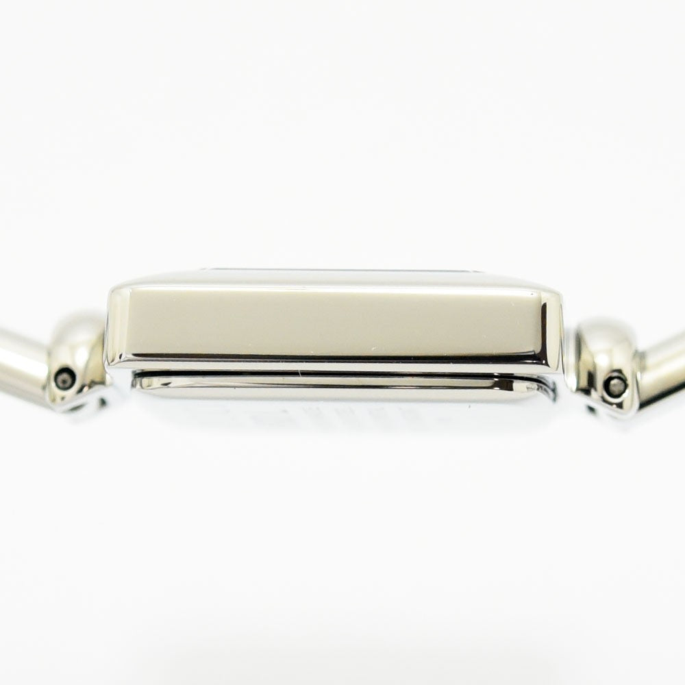 VINTAGE WATCHES FASHIONのGUCCI 1900Lレディース腕時計。シルバーのステンレス製スクエアケースと華奢なバングルブレスレットの側面。