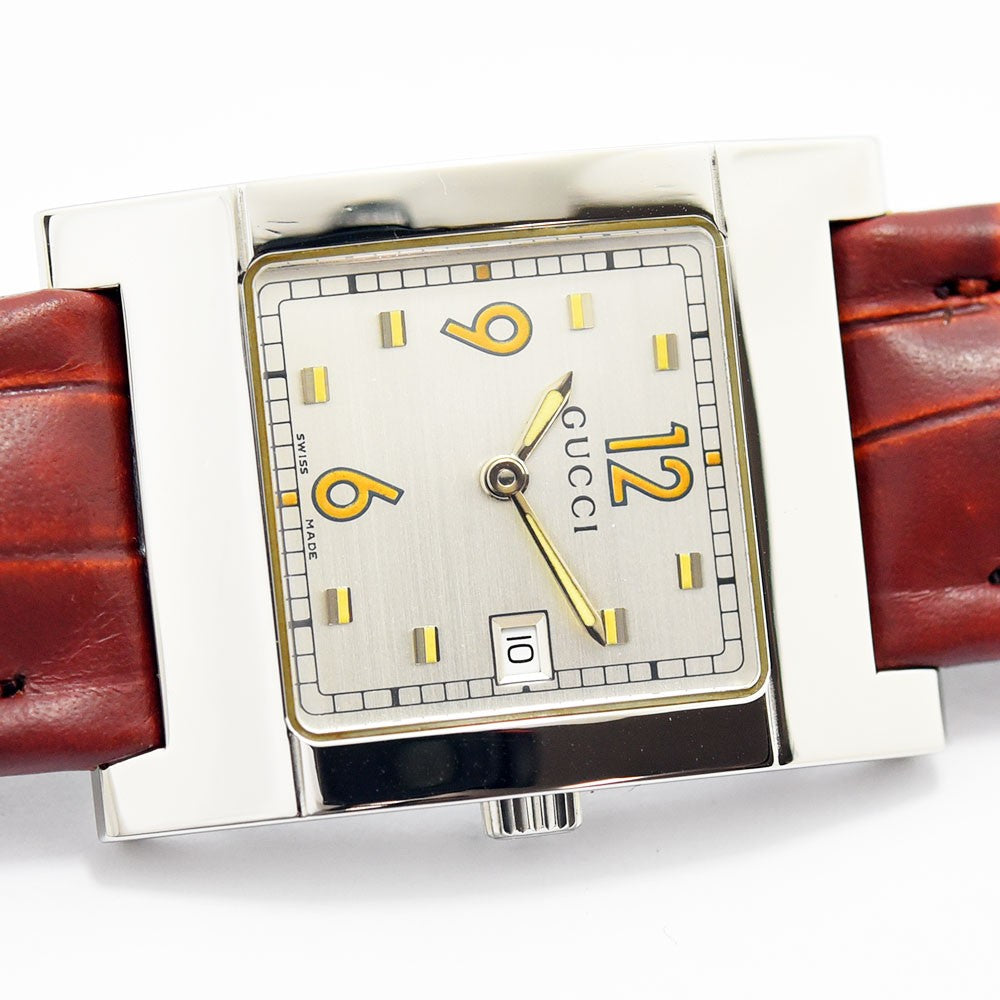 VINTAGE WATCHES FASHIONのGUCCIスクエア型腕時計。シルバーのステンレスケースとブラウンの型押しレザーベルトが特徴。