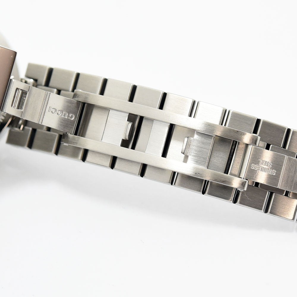 VINTAGE WATCHES FASHIONのGUCCIレディース腕時計、ステンレススチール製ブレスレットのバックル部分のクローズアップ