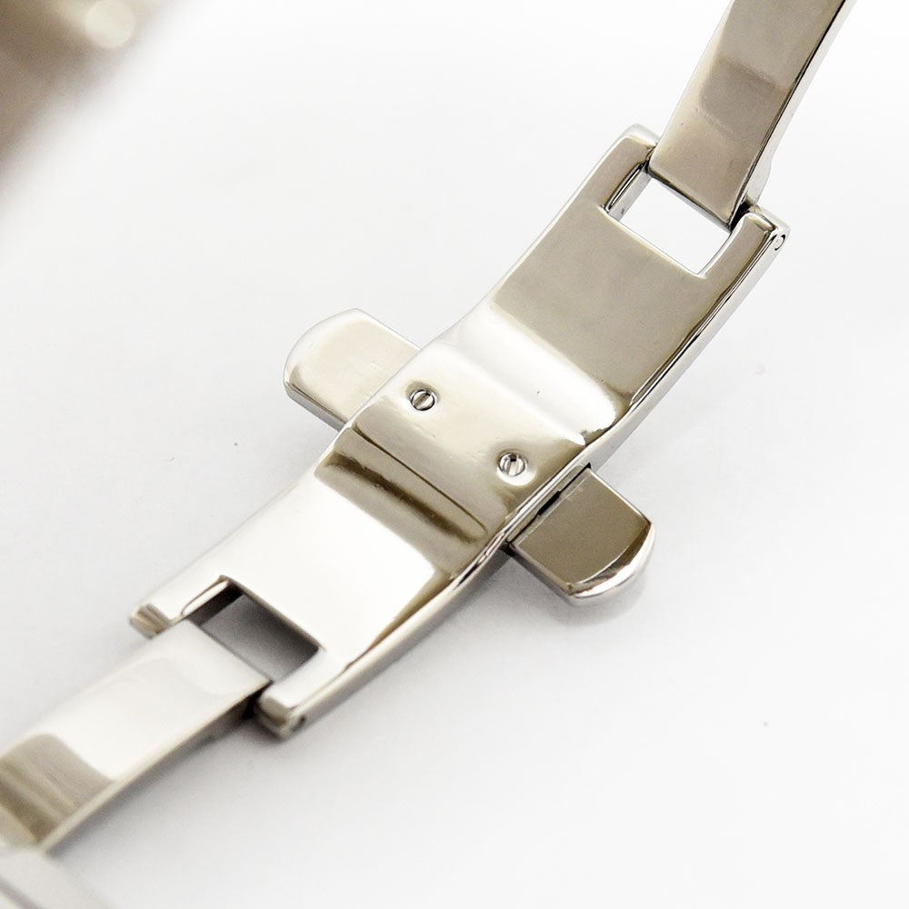 VINTAGE WATCHES FASHIONのGUCCIスクエアフェイスウォッチに使用されているシルバーのステンレススチール製ブレスレットのバックル部分