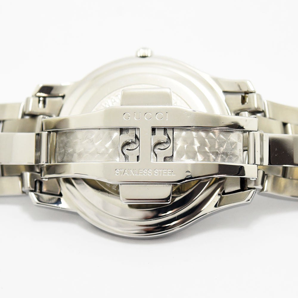VINTAGE WATCHES FASHIONのGUCCI 5500M腕時計、ステンレススチール製バックルの詳細なクローズアップ