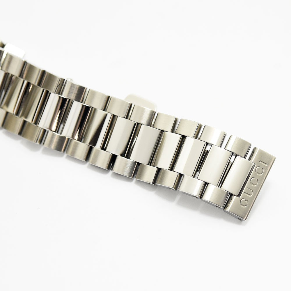 VINTAGE WATCHES FASHIONのGUCCIステンレススチール製腕時計のブレスレット部分。ロゴが刻印されたバックルとシルバーのリンクが特徴。