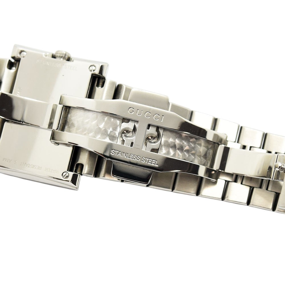 VINTAGE WATCHES FASHIONのGUCCIレディース腕時計、ステンレススチール製ブレスレットのバックル部分のクローズアップ