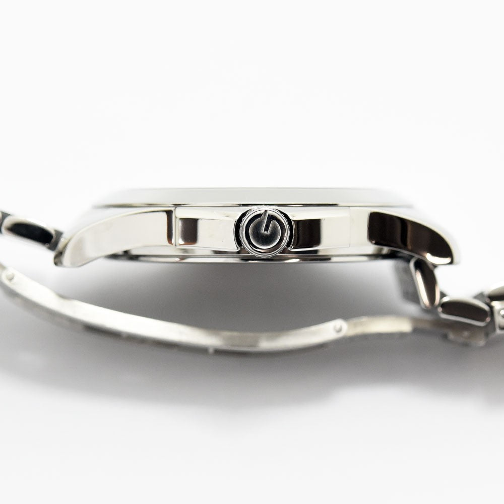 VINTAGE WATCHES FASHIONのGUCCIステンレススチール製腕時計。リューズにGロゴが刻印されたシルバーケースの側面。