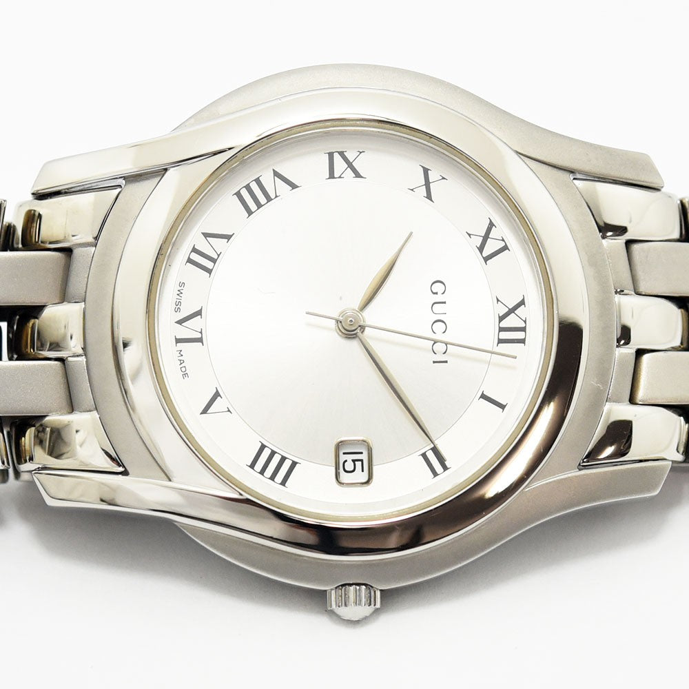 VINTAGE WATCHES FASHIONのGUCCI 5500Mメンズ腕時計。シルバーのステンレス製でローマ数字インデックスと日付表示を備えたエレガントなデザイン。