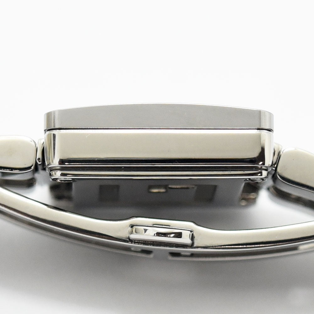 VINTAGE WATCHES FASHIONのGucciステンレススチール製レディース腕時計、スクエアケースの側面とブレスレットのディテール