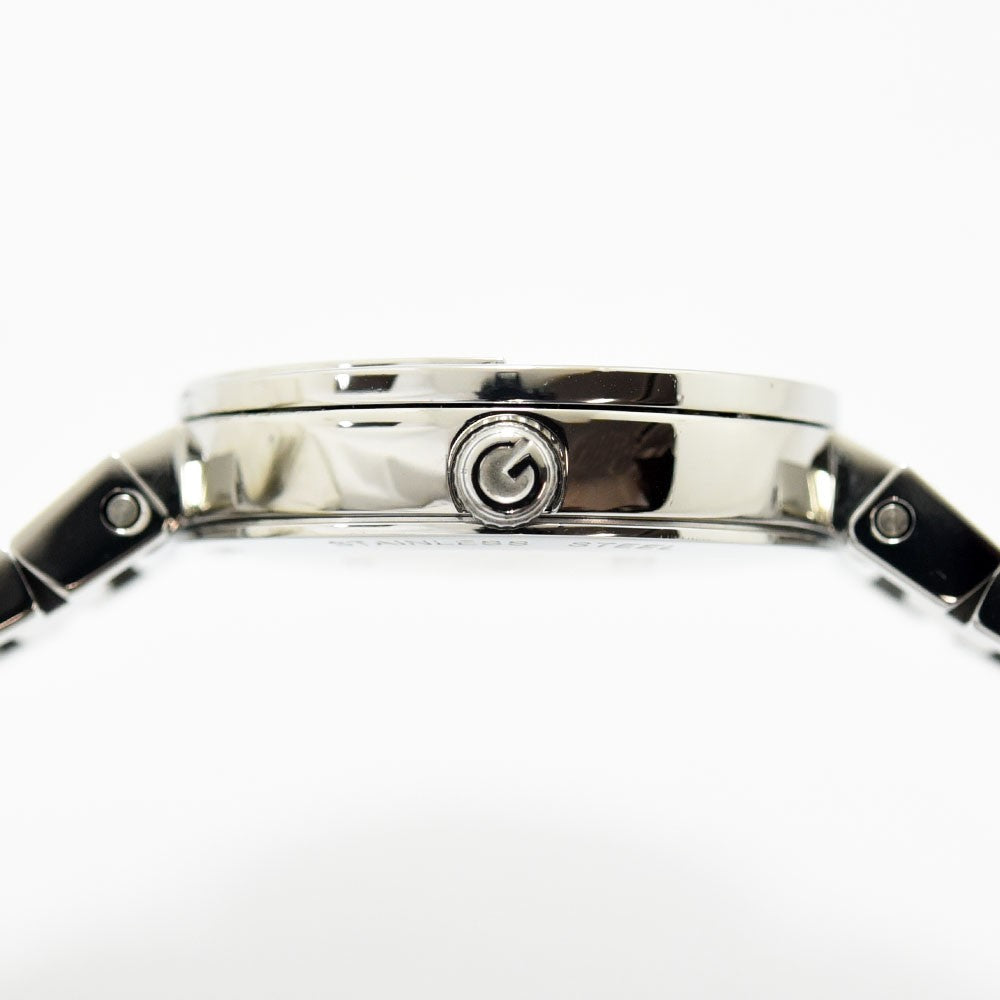 VINTAGE WATCHES FASHIONのGUCCIインターロッキングG腕時計。ステンレススチール製のケース側面とGロゴ入りリューズのクローズアップ。
