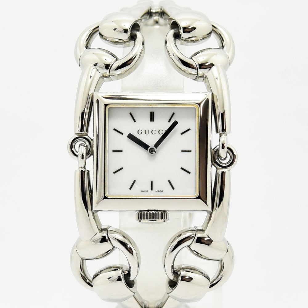 VINTAGE WATCHES FASHIONのGUCCIレディース腕時計。ホースビットモチーフのシルバー製ステンレススチールブレスレットとスクエア型ホワイト文字盤が特徴。