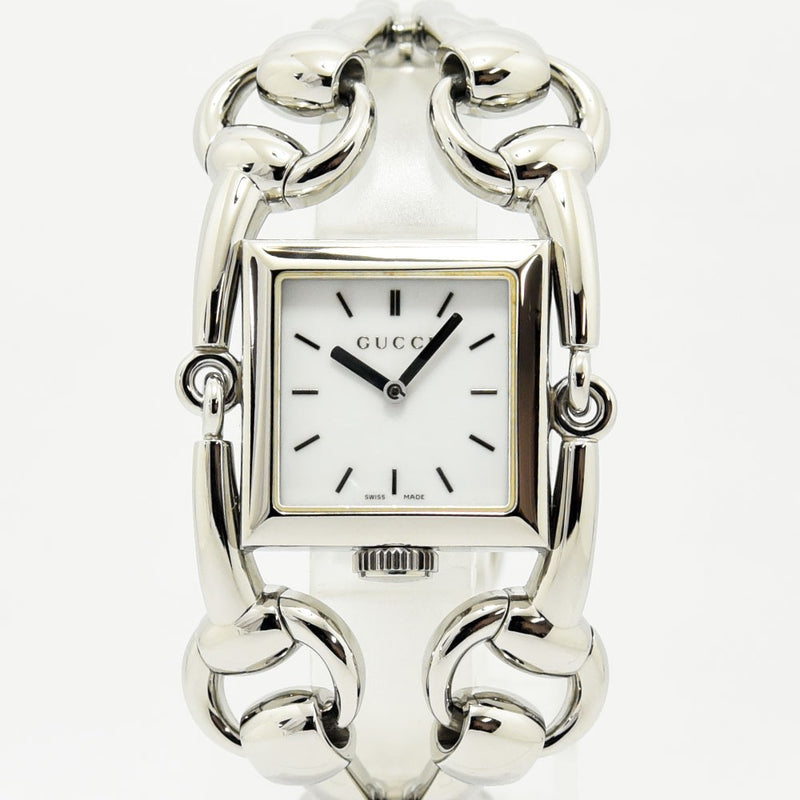 VINTAGE WATCHES FASHIONのGUCCIレディース腕時計。ホースビットモチーフのシルバー製ステンレススチールブレスレットとスクエア型ホワイト文字盤が特徴。