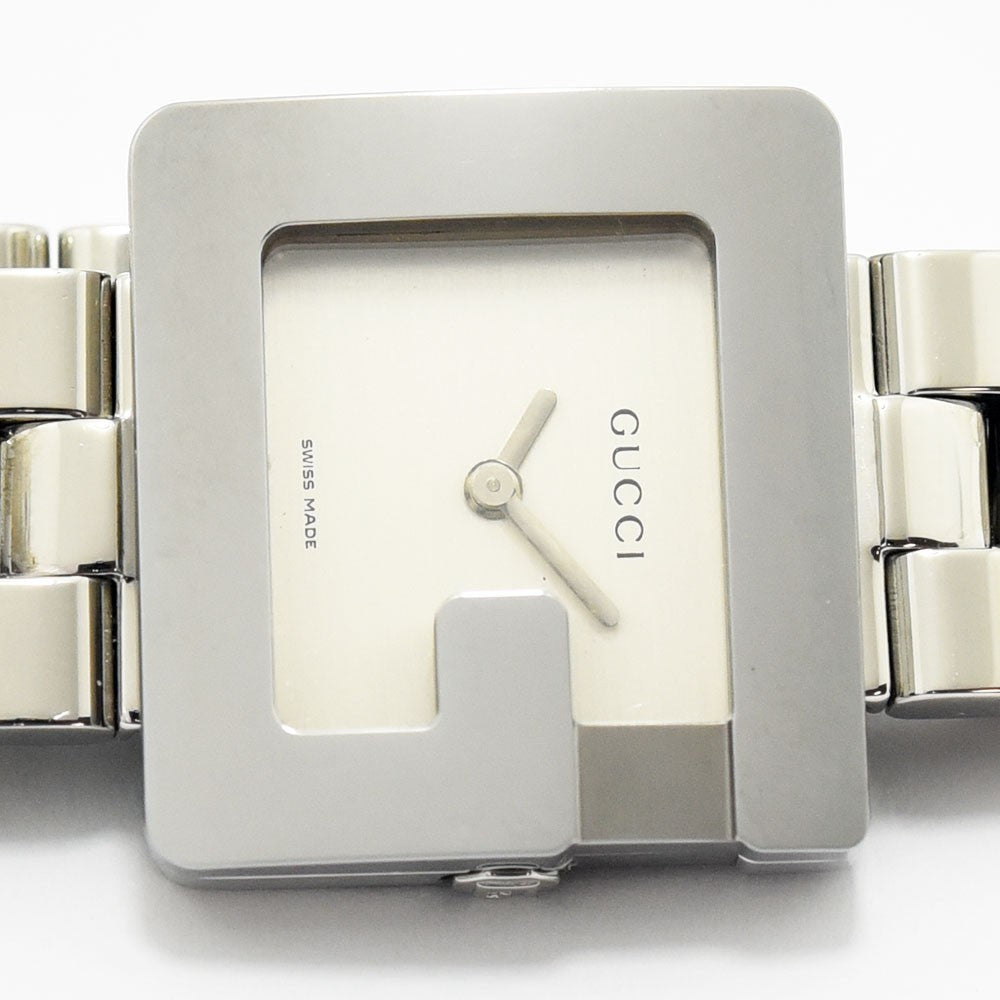 VINTAGE WATCHES FASHIONのGucciステンレススチール製レディース腕時計。Gベゼルのスクエア型ケースが特徴的なシルバーのタイムピース