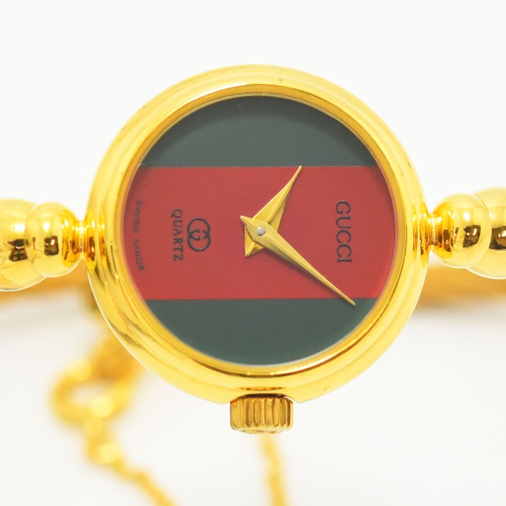 VINTAGE WATCHES FASHIONのグッチのヴィンテージレディースウォッチ。ゴールドトーンのケースにシェリーラインの文字盤が特徴的なスイス製クォーツ腕時計。