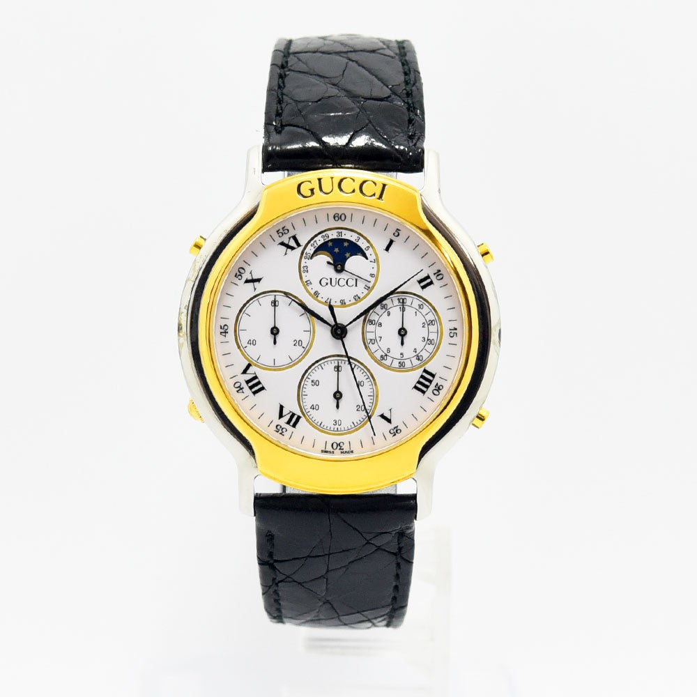 VINTAGE WATCHES FASHIONのGUCCIヴィンテージ腕時計8300モデル。ゴールドとシルバーのコンビケースにムーンフェイズ付きホワイト文字盤、ブラックの型押しレザーベルトが特徴。
