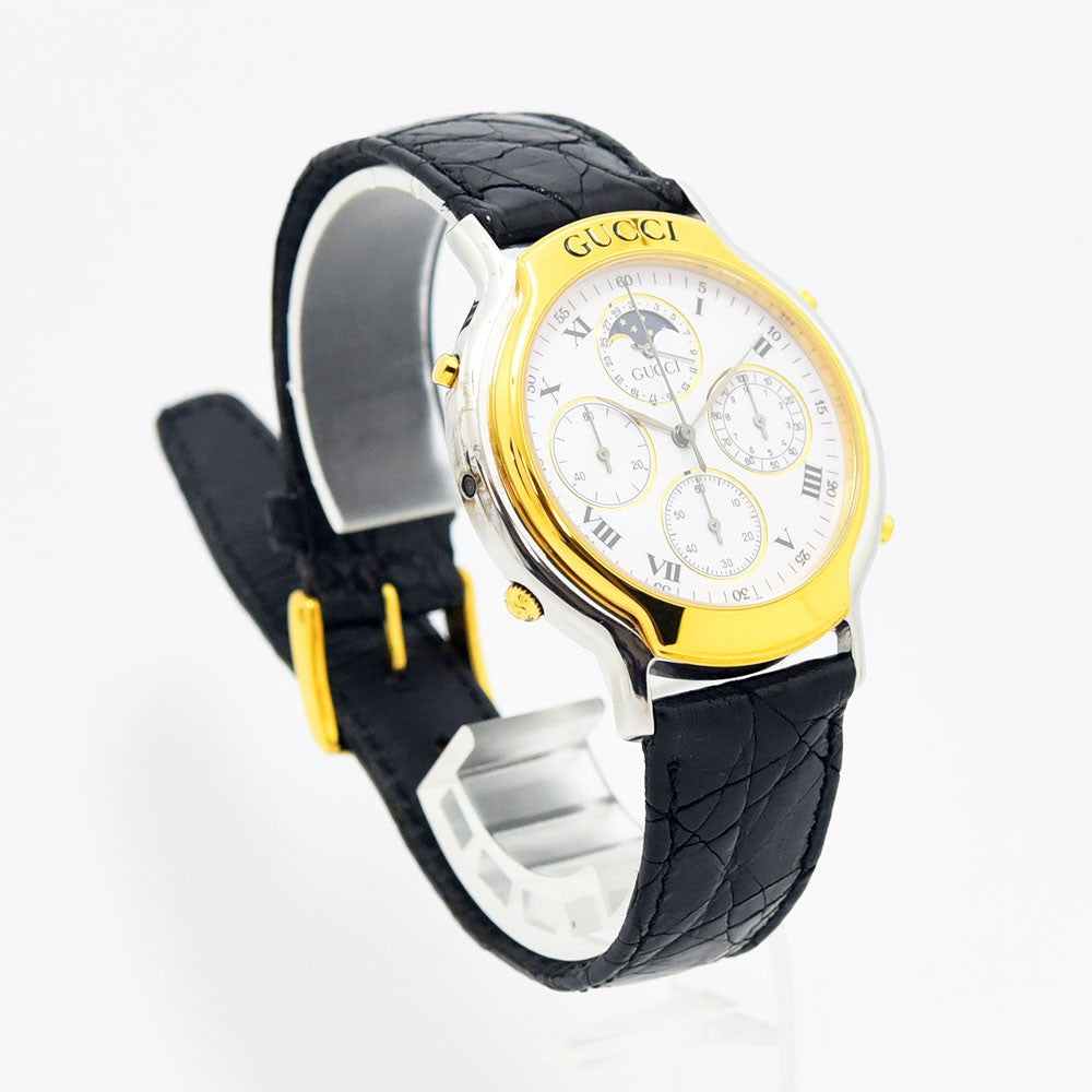 VINTAGE WATCHES FASHIONのGucciヴィンテージ腕時計。ゴールドとシルバーのケースにムーンフェイズ付きホワイト文字盤、ブラックの型押しレザーベルト。
