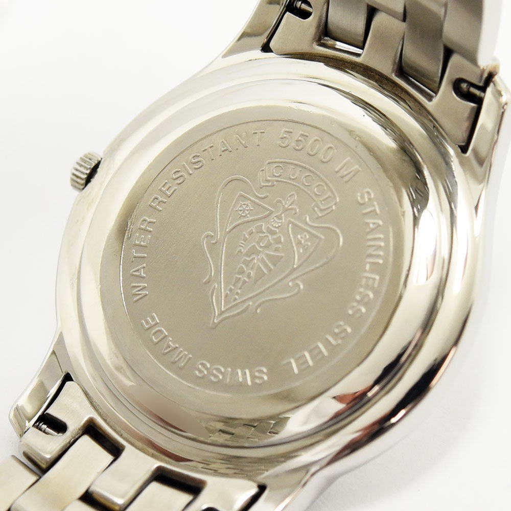 VINTAGE WATCHES FASHIONのGUCCI 5500M腕時計の裏蓋。ステンレススチール製でブランドロゴとスペックが刻印された背面。