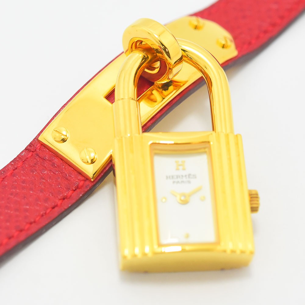 VINTAGE WATCHES FASHIONのエルメス ケリーウォッチ。ゴールドのカデナ型ケースと鮮やかなレッドのレザーベルトが特徴的な高級腕時計。