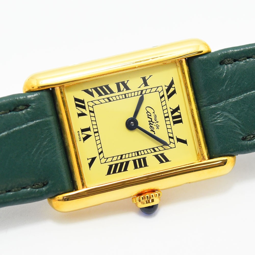 VINTAGE WATCHES FASHION Must de Cartier Tank腕時計。ゴールドカラーケース、グリーンレザーベルト、アイボリー文字盤、ローマ数字インデックス、ブルースチール針。