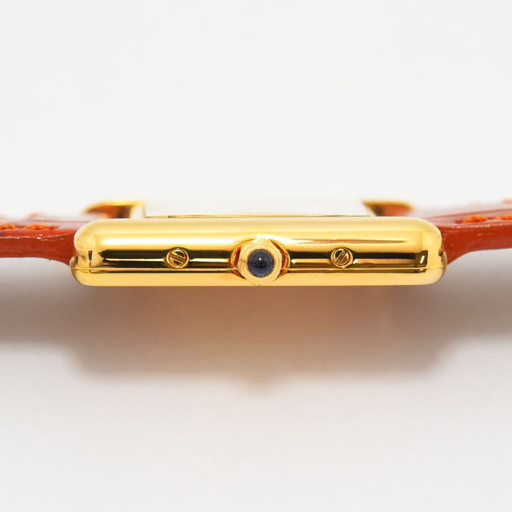 VINTAGE WATCHES FASHIONのMust de Cartier Tankウォッチ、オレンジのアリゲーターレザーストラップ付き。ゴールドトーンのケースとブルーのサファイアリューズ。