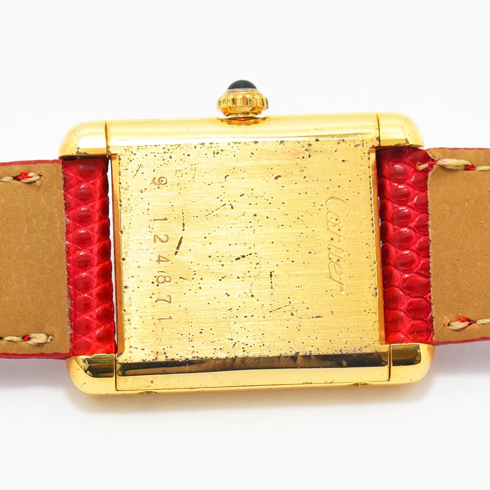 VINTAGE WATCHES FASHIONのMust de Cartier Tankウォッチ。ゴールドトーンのケースと鮮やかなレッドレザーベルトが特徴。クラシックなデザイン。