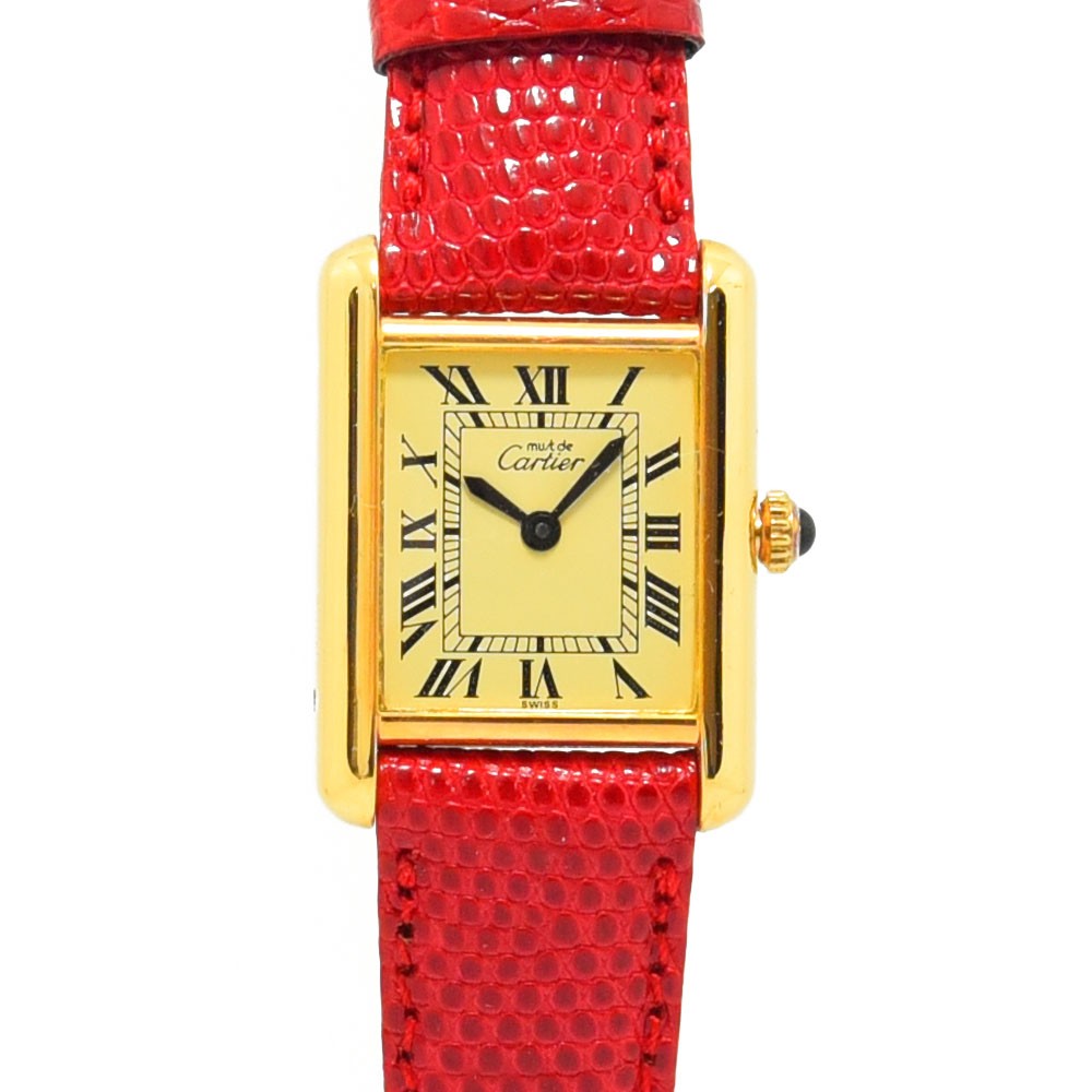 VINTAGE WATCHES FASHIONのMust de Cartier Tankウォッチ。ゴールドトーンのケース、クリーム色の文字盤、ローマ数字、レッドレザーベルト。