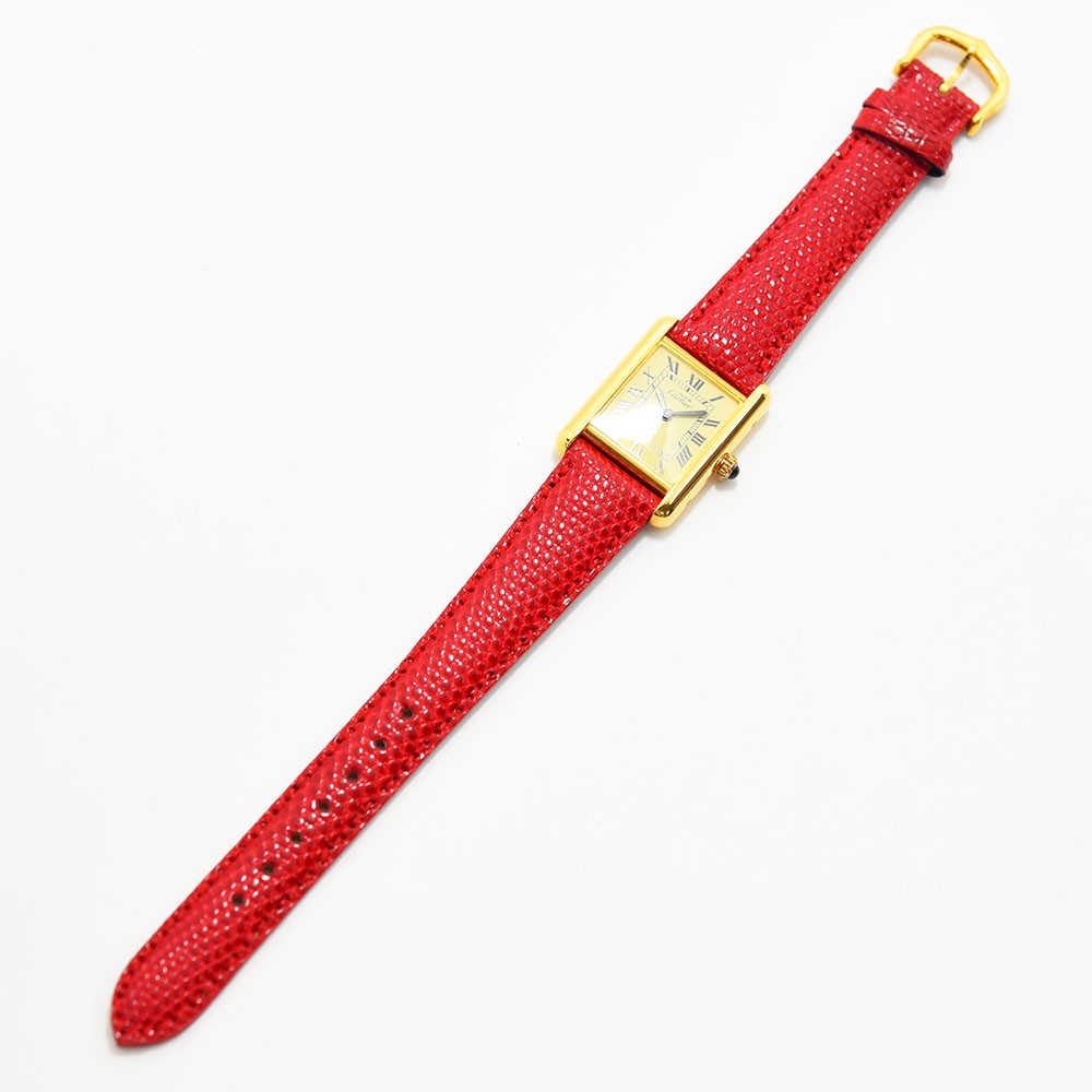 VINTAGE WATCHES FASHIONのMust de Cartier Tankウォッチ。ゴールドトーンのケース、ローマ数字の文字盤、鮮やかなレッドのレザーベルト。
