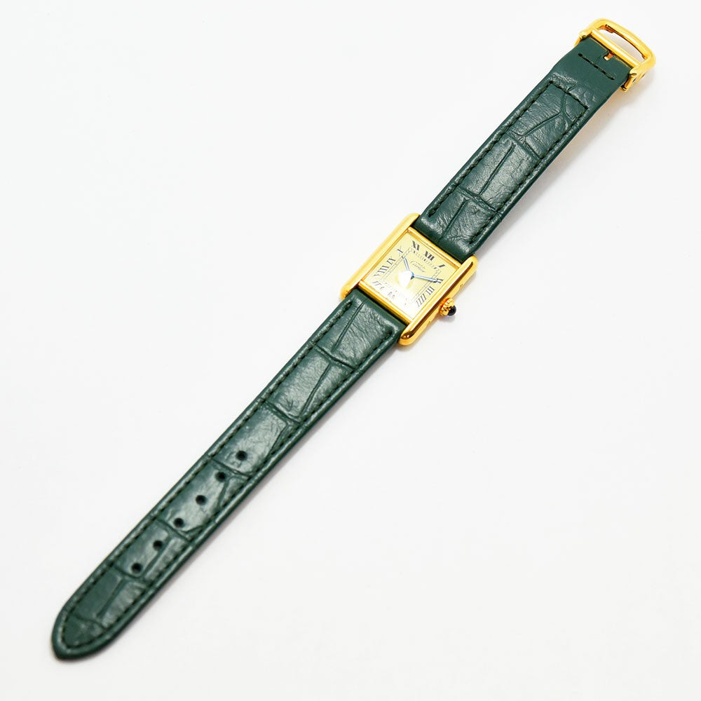 VINTAGE WATCHES FASHION Must de Cartier ゴールドカラーケース、グリーンクロコダイルエンボスレザーストラップの腕時計。アイボリー文字盤、ローマ数字インデックス。