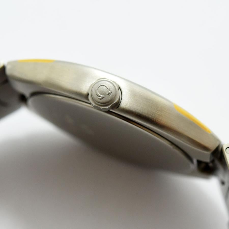 VINTAGE WATCHES FASHION オメガ シーマスター GMT 自動巻き腕時計。鮮やかなイエローの文字盤とゴールドのアクセント。ステンレススチール製ブレスレット。